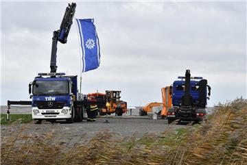 Schon von Weitem war am Wremer Tief die Flagge des THW zu sehen. Foto: Ulich