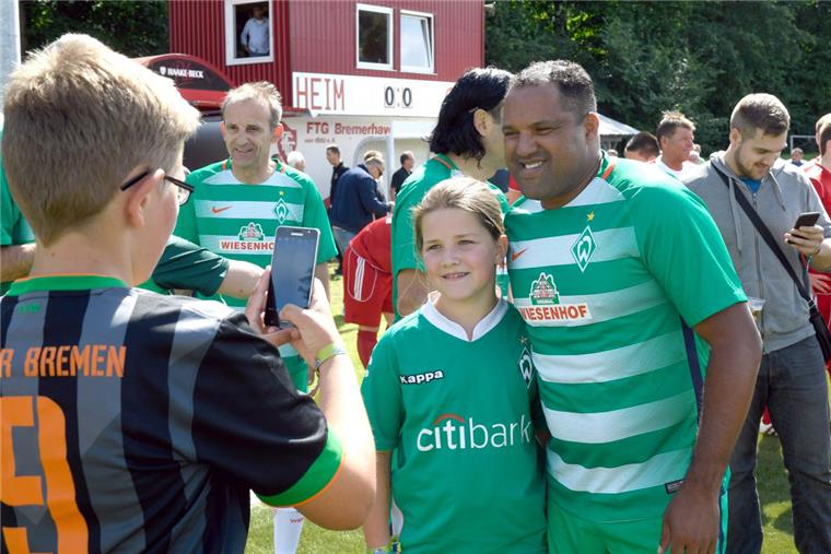 Ailton verhilft Werder-Senioren zum 7:4 über ESC Geestemünde Schon vor dem Spiel ist Werder-Legende Ailton der Star im Bremerhavener Bürgerpark.