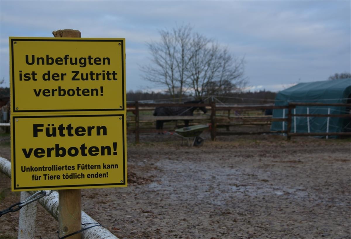 Schon vor dem Vorfall hingen auf dem Gelände des Spadener Reitvereins Schilder mit Warnhinweisen, nach dem Tod von Stute Whisky wurden diese noch einmal erweitert.