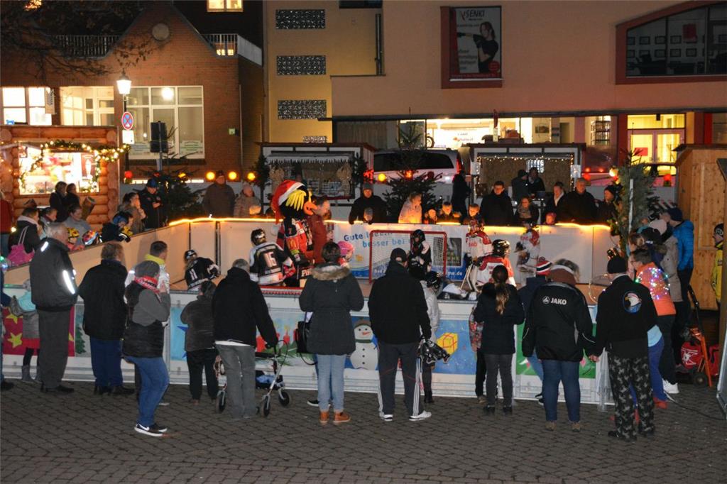 Schon vor der offiziellen Eröffnung von Weihnachtsmarkt und Eislaufbahn hatten s...