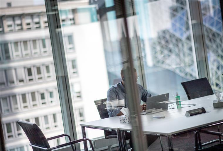 Schon wieder der Letzte im Büro: Wie Überstunden ausgeglichen werden, ist nicht überall gleich geregelt.