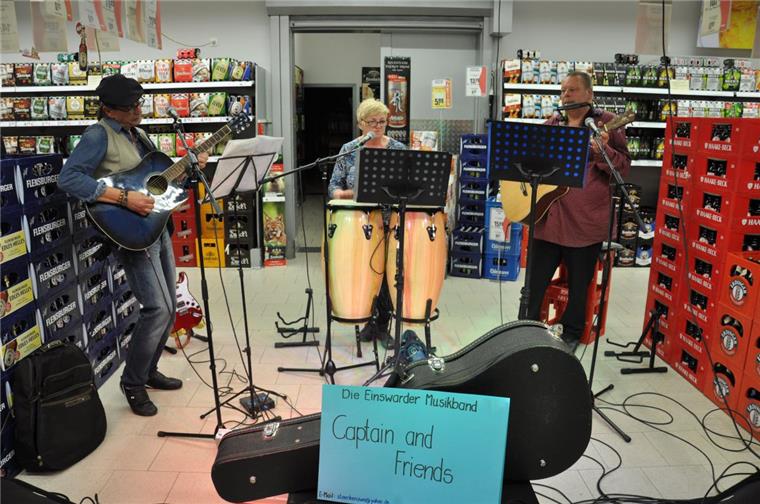 Nordenhamer Geschäfte werden zur Bühne für Künstler Schon zum dritten Mal findet die "Lange Nacht der schönen Künste" statt. 2016 machte die Band Captain and Friends den Getränkekauf zu einem einmaligen Erlebnis.