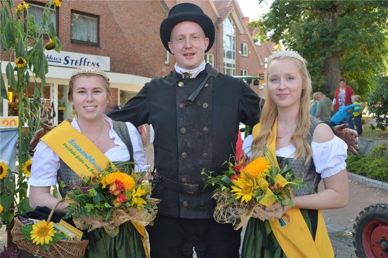 Schornsteinfeger Christian hatte die Ehre, Katharina Quaas (links) zur neuen Beerster Sonnenblumenkönigin zu krönen. Elske Lütjens hat der Glücksbote in den Adelstand der Sonnenblumenprinzessin gehoben.