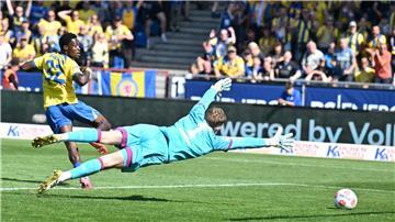 Schoss die Eintracht in Führung: Braunschweigs Christian Conteh (l).