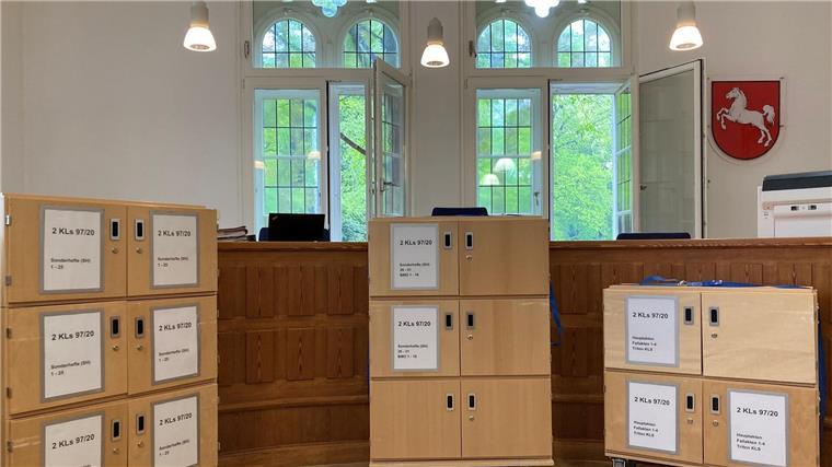 Gericht: Urteil zu Steinhoff-Bilanzskandal am Montag möglich Schränke mit Prozessakten zu Bilanzmanipulationen beim Möbelkonzern Steinhoff stehen im Landgericht Oldenburg.