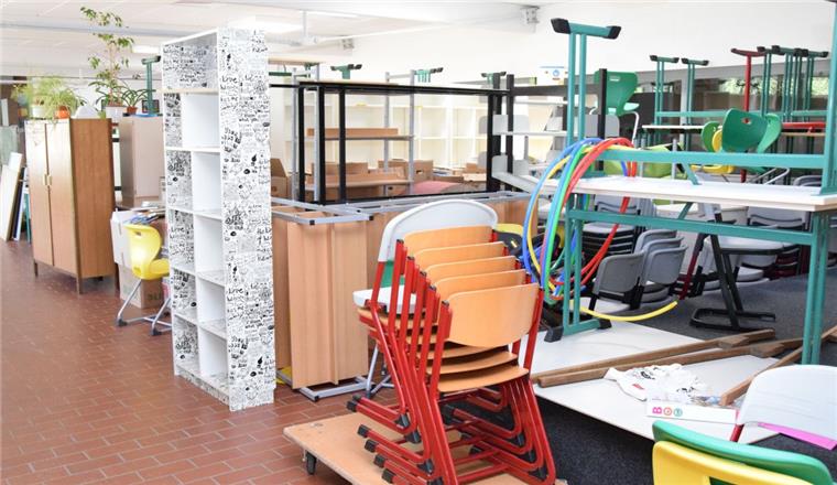 Sommerferien in Selsingen: Hochbetrieb in der Oberschule Schränke, Stühle und Tische stehen derzeit in der Aula der Oberschule in Selsingen. Nach dem Umbau des Traktes für Neunt- und Zehntklässler finden sie ihren Platz in helleren und freundlicheren Räumen.