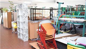 Schränke, Stühle und Tische stehen derzeit in der Aula der Oberschule in Selsingen. Nach dem Umbau des Traktes für Neunt- und Zehntklässler finden sie ihren Platz in helleren und freundlicheren Räumen. 