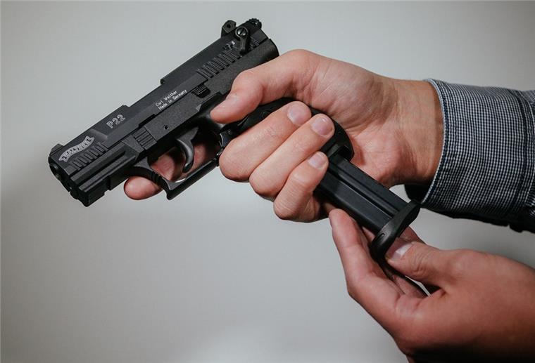 Frau schießt von Balkon in Grünhöfe Ein Mann lädt eine Schreckschuss-Pistole «Walther P22» mit einem Magazin.