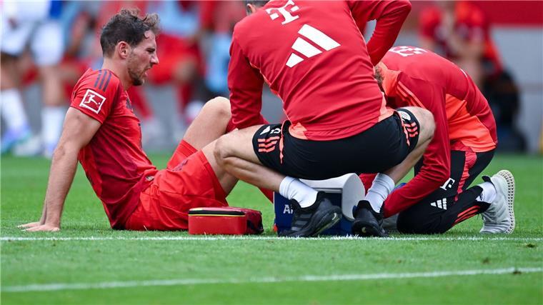 Schrecksekunde: Leon Goretzka muss am Fuß behandelt werden.