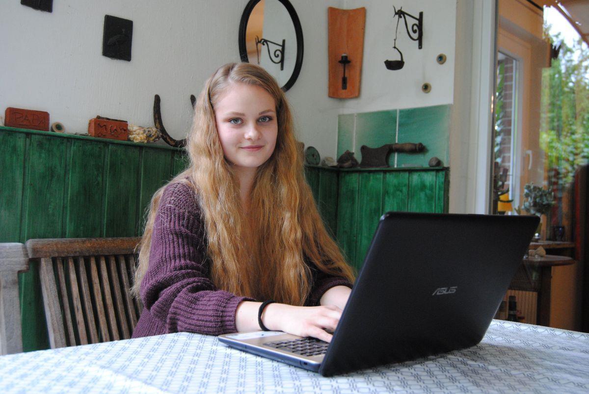 Diese Bokelerin hat ein Jugendbuch geschrieben „Schreiben ist ein sehr zeitintensives Hobby“, sagt Sarah Kraus. In ihrer Freizeit sitzt die 18-Jährige daher oft am Computer, um ihre Ideen in eine Geschichte zu verwandeln. Foto: Brocks