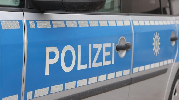 Schriftzug „Polizei“ an einem Dienstauto der Polizei.