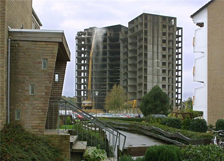Schritt für Schritt biss sich der Bagger durch den harten Beton: Der Abriss der Hochhaus-Ruine, die 30 Jahre lang unfertig in den Stoteler Himmel ragte, war Ende 2001 für die Bewohner ein echtes Weihnachtswunder.