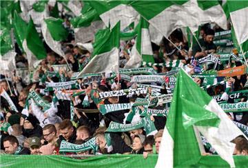  Die Fans von Werder mit Fahnen bei der Vereinshymne. 