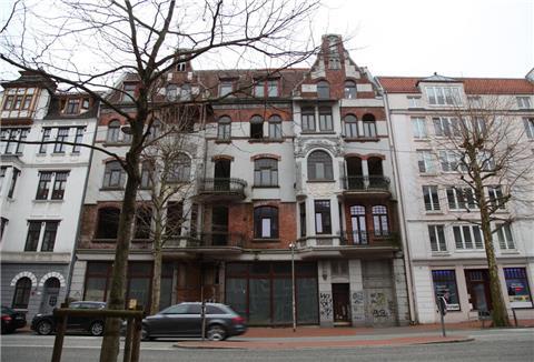 Schrott-Immobilie an der Hafenstraße 42. Die Stadt nimmt eine Ersatzmaßnahme vor.  