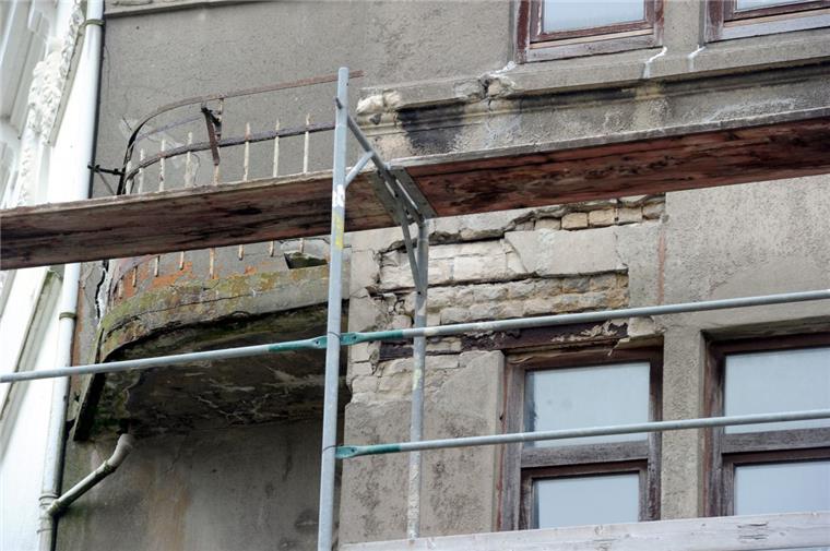 Schrottimmobilien wie dieses leerstehende Haus in der Goethestraße sollen ein Schwerpunktthema des neue Lehe-Beauftragten werden. Foto Scheer