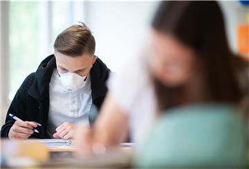 Schüler ab der fünften Klase müssen im November auch im Unterricht einen Mund-Nasen-Schutz tragen.