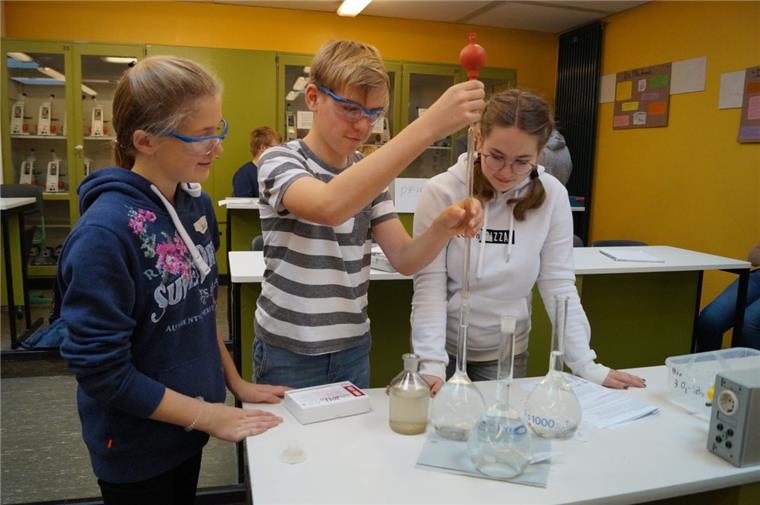 Tag der Talente in Nordenham: Schüler haben Spaß am Experimentieren Schüler analysieren die Wasserqualität der Weser.