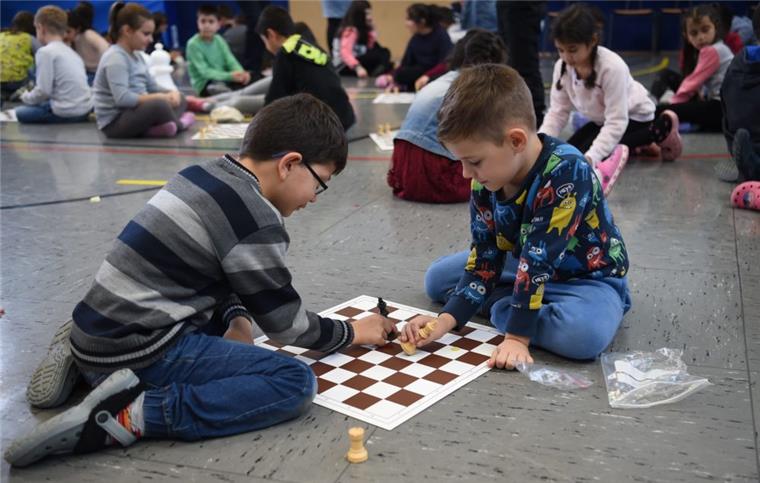 Land Bremen führt Schach als Unterrichtsfach ein Schüler der Grundschule an der Glockenstraße spielen Schach.