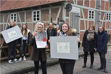 Schüler der KGS Sittensen freuen sich, Bilder in der Wassermühle ausstellen zu dürfen. Es handelt sich um die Abschlussarbeiten des zwölften Jahrgangs im Bereich Kunst. Zu sehen sind Porträts und Menschen bei der Arbeit.