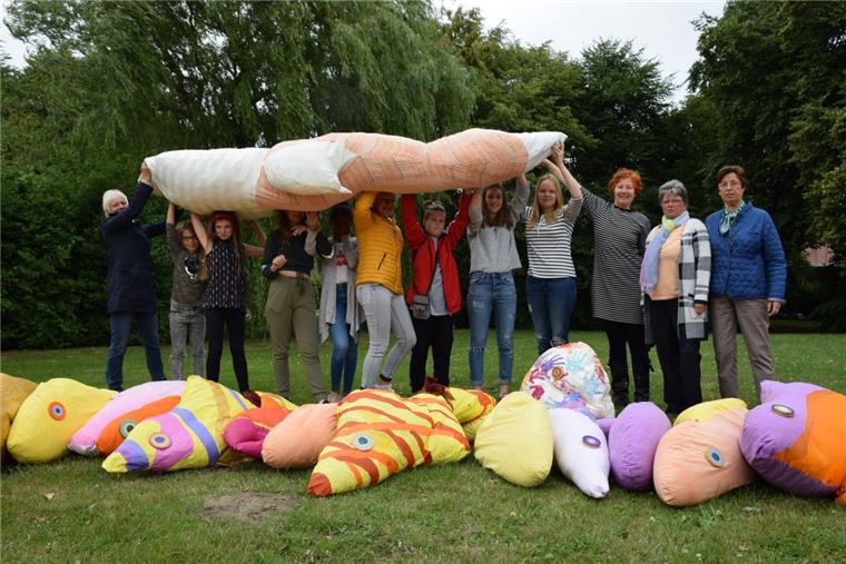 Wesermarsch: Alles ist bereit für den Goldfisch-Mob Schüler der Zinzendorfschule mit ihren selbstgenähten Goldfischen. Die Idee zu dem Projekt hatte Christiane Ahlers (3. von rechts).