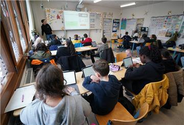 Schüler sitzen in einem Klassenraum.