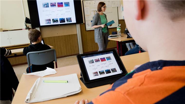 Geld aus Digitalpakt Schule fast vollständig bewilligt Schüler einer 5. Klasse lernen mit iPads im Englischunterricht an der Oberschule Gehrden in der Region Hannover.