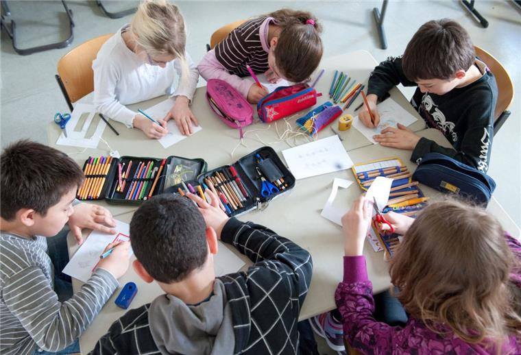 Eltern suchen in Tarmstedt Standort für eine neue Schule Schüler einer 5. Klasse sitzen an einer Gruppenarbeit. In Tarmstedt könnte eine neue freie Schule entstehen, wenn sich dafür ein geeignetes Grundstück findet.