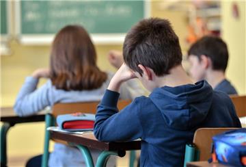 Schüler einer dritten Klasse einer Grundschule sitzen im Unterricht.