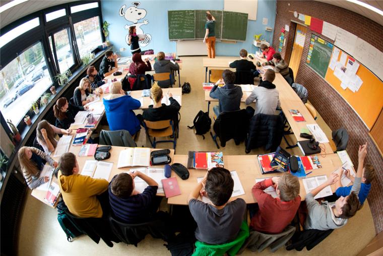 Studie: Bildung im Land Bremen verbessert sich Schüler lernen an einer Realschule in Niedersachsen.