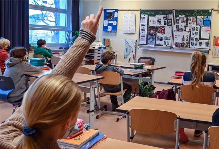 Testpflicht an Schulen in Bremerhaven Schüler sitzen mit Abstand zueinander im Unterricht.