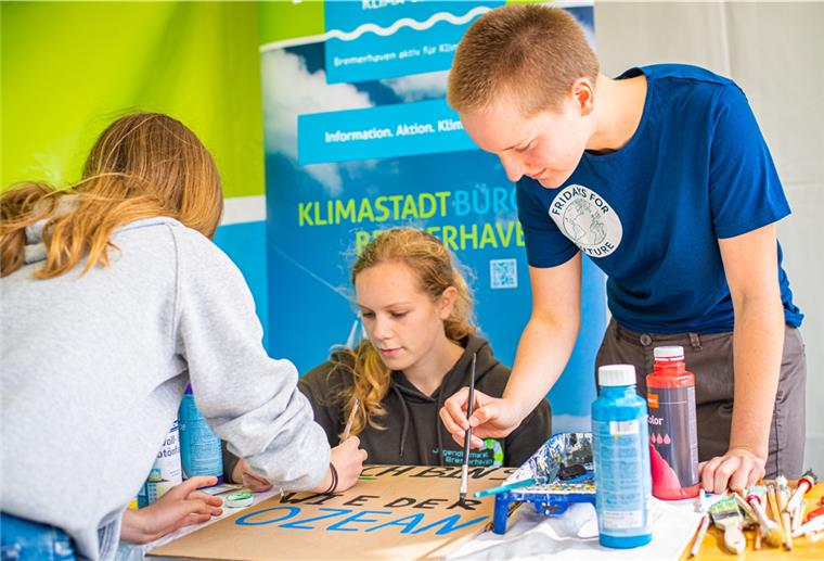 Schüler von Fridays For Futurehaben Plakate für die Klima-Demo gemalt.