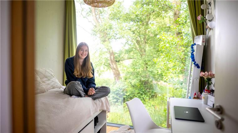 Schülerin Anna Kahmann bewohnt ein etwa sechs Quadratmeter großes Zimmer mit Panoramafenster. 