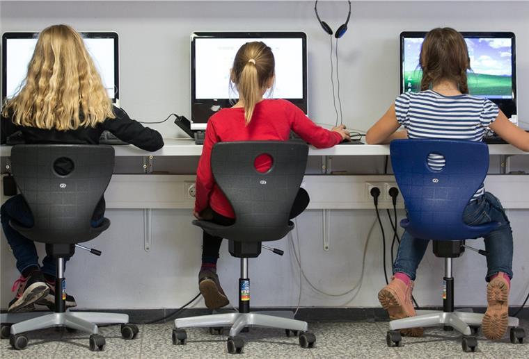 Digitalisierung der Schulen kommt nur schleppend voran Schülerinnen arbeiten in einem Klassenraum einer Grundschule an Computern.