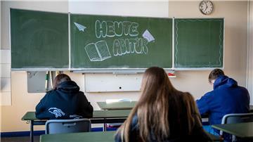 Schülerinnen bei der Abiprüfung.