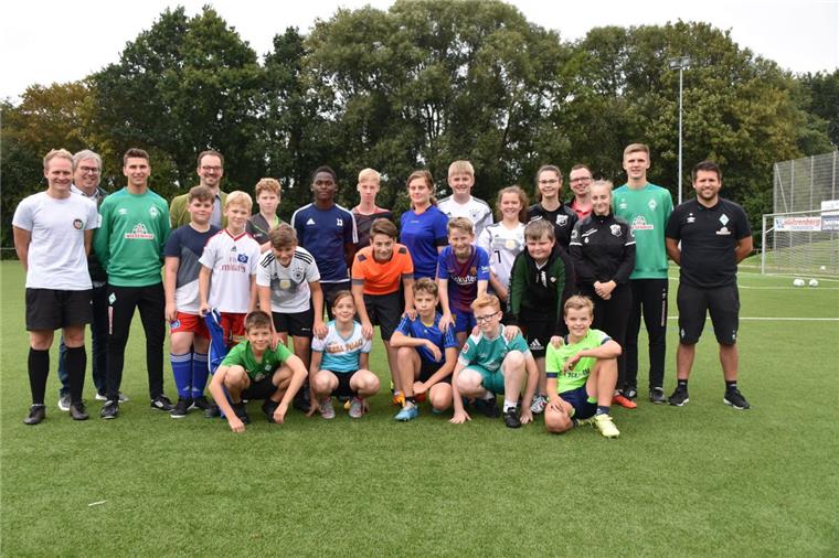 Nordenhamer Schulen bieten Werder-Fußball-AG an Schülerinnen und Schüler des Gymnasiums und der Oberschule 1 trainieren jetzt gemeinsam in einer Fußball-AG in Kooperation mit Werder Bremen.