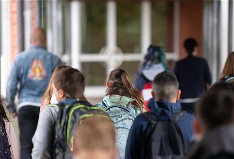 Stoßlüften während des Unterrichts bleibt erste Wahl Schülerinnen und Schüler gehen zum Klassenzimmer.