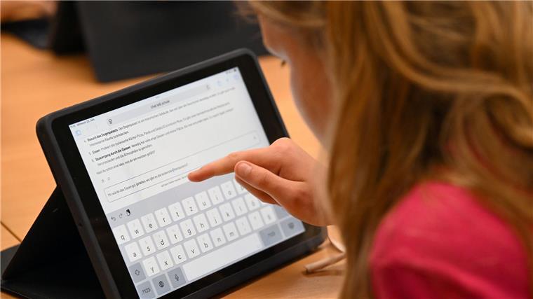 Schülerinnen und Schüler im kleinsten Bundesland können den KI-Chatbot Telli nutzen. Bremen ist nach eigenen Angaben das erste Bundesland, das Telli flächendeckend zur Verfügung stellt.