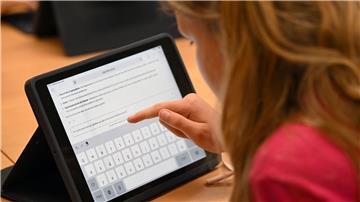 Schülerinnen und Schüler im kleinsten Bundesland können den KI-Chatbot Telli nutzen. Bremen ist nach eigenen Angaben das erste Bundesland, das Telli flächendeckend zur Verfügung stellt.