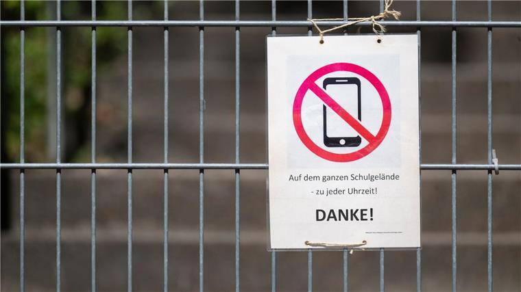 Schülerinnen und Schüler in der Stadt Bremen müssen ihr Handy im neuen Schuljahr ausgeschaltet in der Tasche lassen. (Symbolbild)