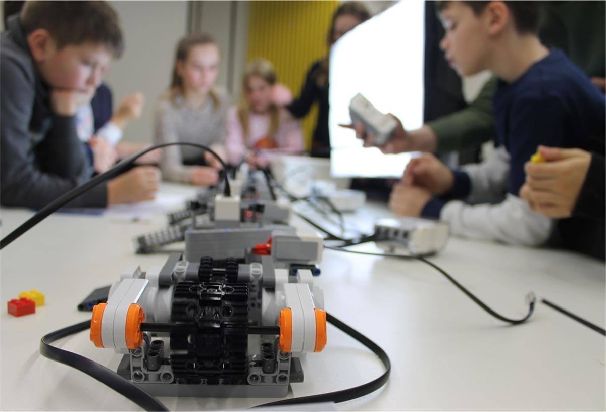 Oberschule Langen startet neue technische Projekte Schülerinnen und Schüler programmieren ein Fließband zum Sortieren von Lego-Steinen.