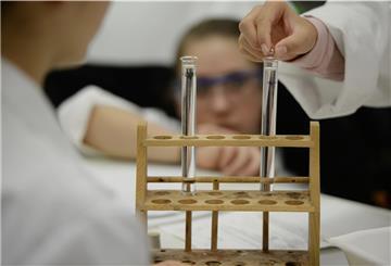 Schülern Naturwissenschaften nahebringen – das gelingt im Braker Gymnasium besonders gut. Kästle/dpa