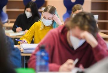 Schüler eines Abiturjahrgangs sitzen in einem Klassenraum 