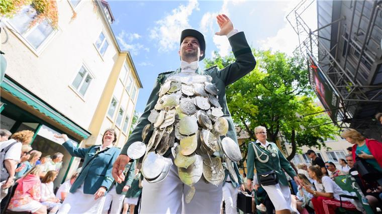 Schützen ziehen durch Hannover - rund 10.000 Teilnehmer Schützen, Feuerwehrleute und Mitglieder anderer Vereine marschierten in Hannover zum Schützenplatz.