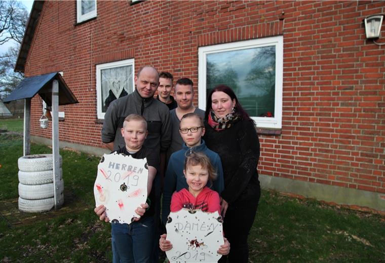 Königsfamilie in Heise: Vier Majestäten unter einem Dach Schützenfamilie mit vier Königen: Mutter Darinka Küsel, Vater Christian und die Kinder Miguel (links), Joel (rechts daneben), Kilian (zwischen den Eltern), Leeann (vorne) und Kevin (hinten).