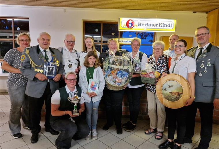 Schützenpräsident Rainer Müller (rechts) stellt sich gern zum Foto mit den erfolgreichen Schützen des Köhlener Herbstschützenfests.