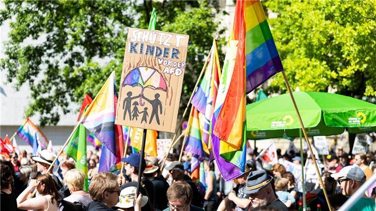 Proteste begleiten AfD-Kinderschutzkongress im Landtag „Schützt Kinder vor der AfD“ steht auf einem Schild. Laut der Polizei verlief die Demo vor dem Landtag störungsfrei und ohne besondere Zwischenfälle.
