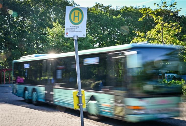 Schulbus hält am Schulzentrum Schiffdorf: Montag geht im Landkreis die Schule wieder los. Foto Scheschonka