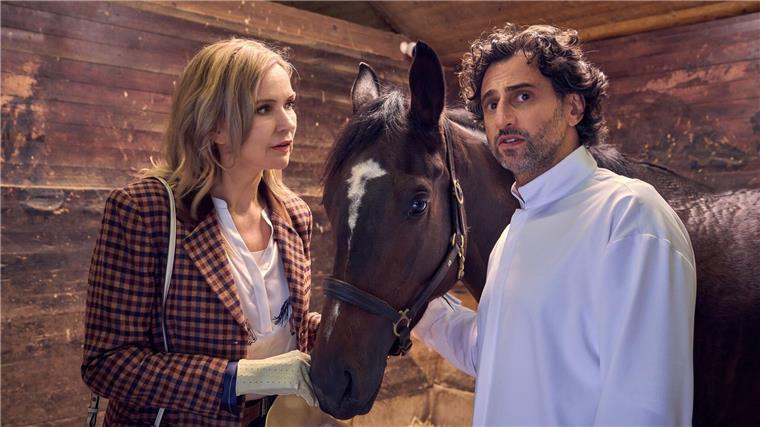 „Andere Eltern“ im ZDF: Wenn Pädagogik zu Profilneurose wird Schuldirektorin Marx (links, Veronica Ferres) hat mit der ambitionierten Eltern-Clique in „Andere Eltern - Die 1. Klasse“ so ihre Mühe. (Handout)