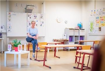 Schuldirektorin Stefanie Pupel zeigt die Abstände zwischen den Schulbänken nach den Hygieneregeln, wie sie aktuell gelten. Foto: Hartmann