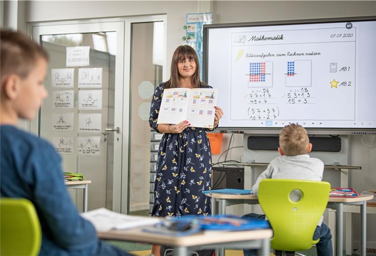 Die Ideen von morgen im Unterricht Schule der Zukunft: Lehrerinnen aus Bremerhaven und Geestland stellen besondere Lernprojekte vor. Grundschullehrerin Alisa Döscher aus Drangstedt arbeitet mit digitalen Lernmitteln wie Activeboard und Videoübungen. Foto: Hartmann